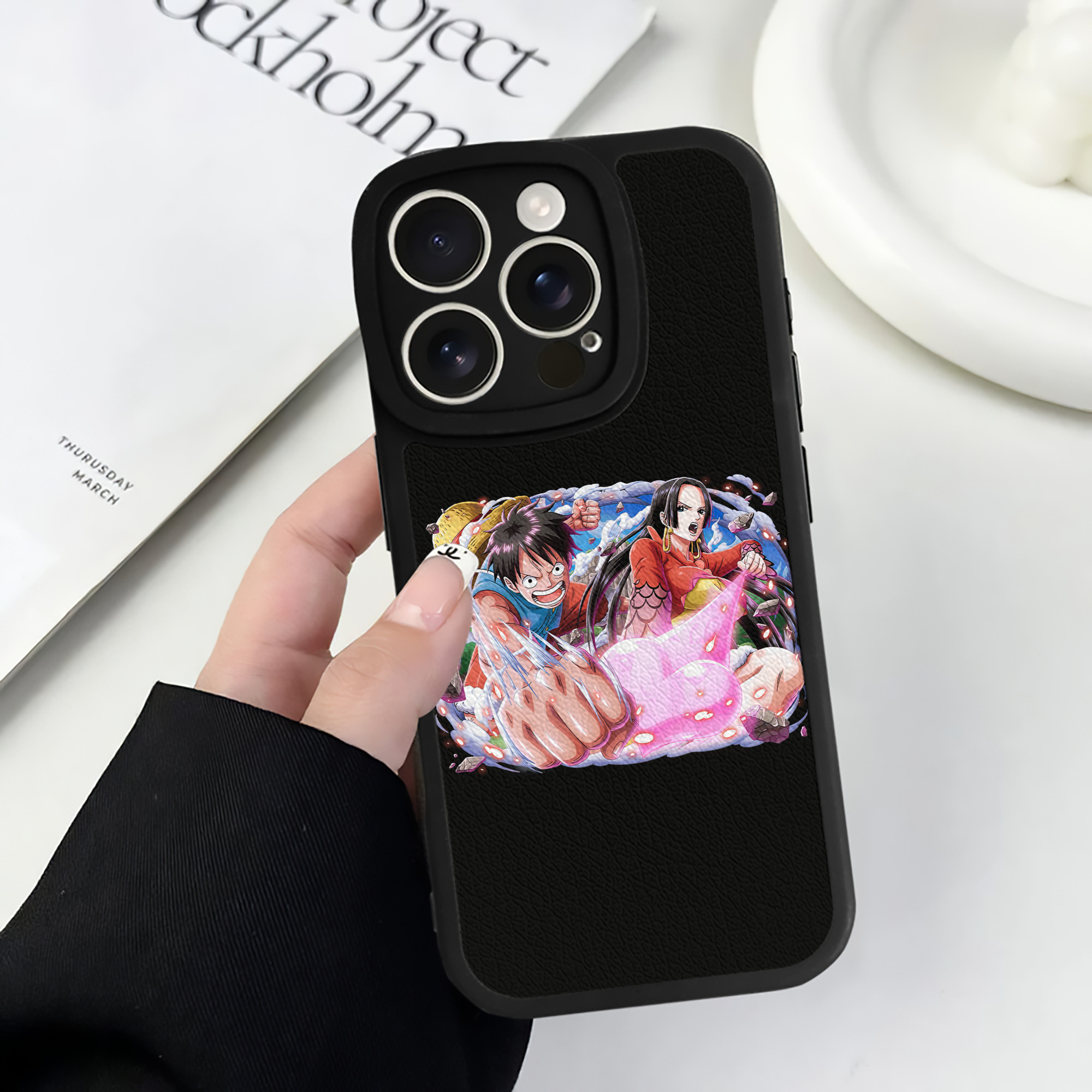 （画像用） ワンピース モンキー・D・ルフィ ONE PIECE Monkey D. Luffy 【iPhone 16シリーズ対応】シリコンスマホケース（レザー調） 材質：シリコン